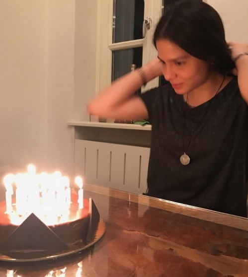 Η Αλεξάνδρα Κωστοπούλου σβήνει τα 18 κεράκια των γενεθλίων της! 