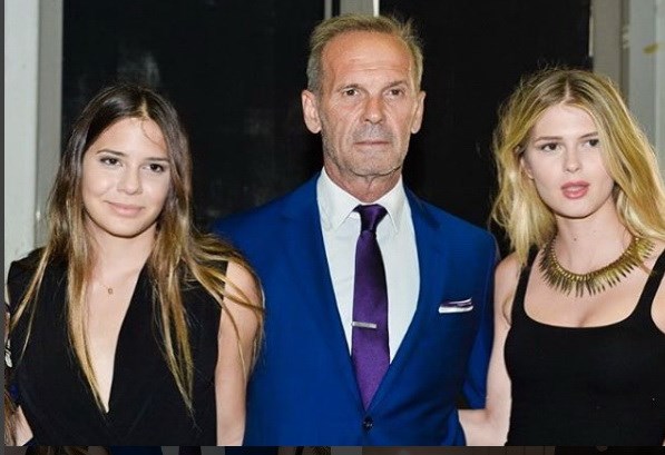 Ο Πέτρος Κωστόπουλος με τις κόρες του.