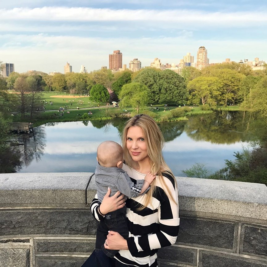 Η Χριστίνα Αλούπη με τον γιο της στο Central Park