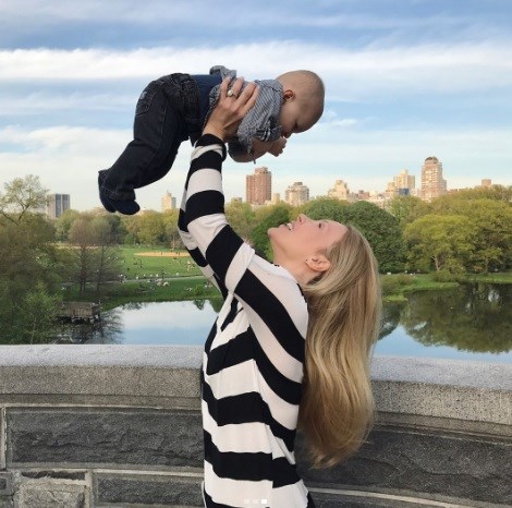 Η Χριστίνα Αλούπη με τον γιο της στο Central Park