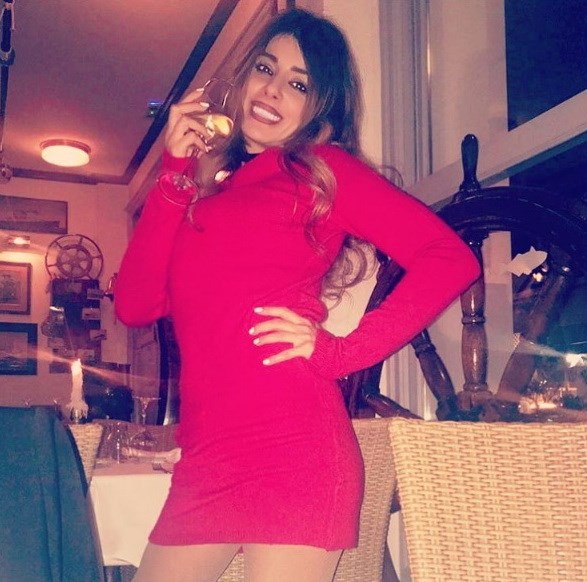 Η Μίνα Αρναούτη κρατά ένα ποτήρι κρασί