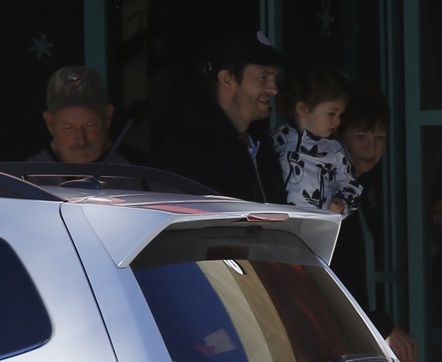 Ο Ashton Kutcher με την κόρη του και τους γονείς του