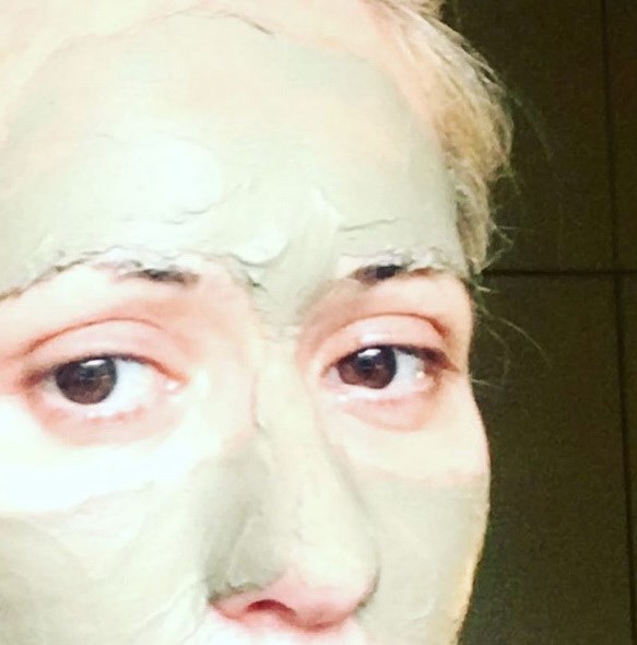 Η Μαρία Μπακοδήμου κάνει μάσκα ομορφιάς