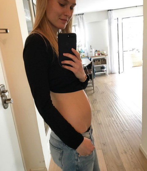 Η Bar Refaeli μας ανακοίνωσε την εγκυμοσύνη της
