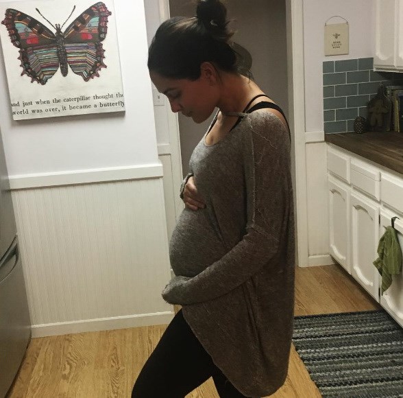 Η κοιλίτσα της εγκυμονούσας στον πέμπτο μήνα δεν σταματάει να φουσκώνει 