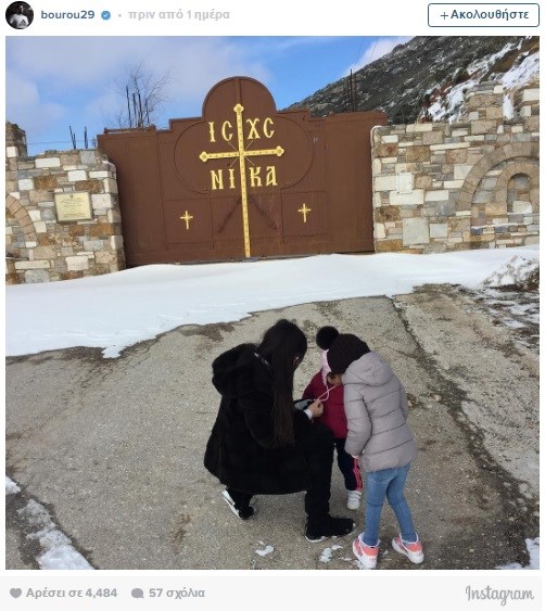 Η ανάρτηση του Γιάννη Μπορούση στο Instagram με τη σύζυγό του και τις κόρες του έξω από Μοναστήρι της Πεντέλης