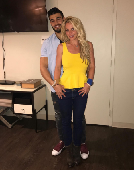 Η Britney Spears ποζάρει με τον σύντροφό της Sam Asghari