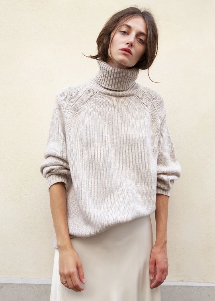 μοντέλο με κασμιρένιο πουλόβερ 