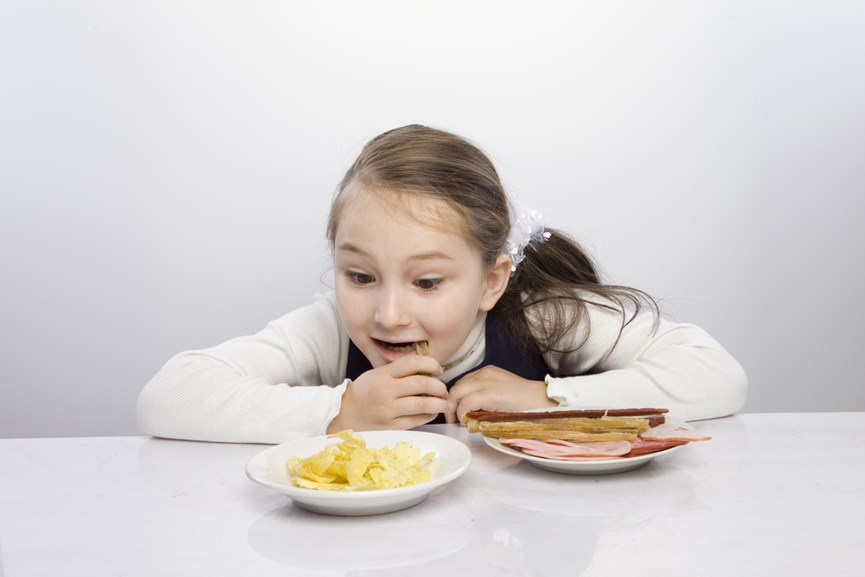 Ένα κορίτσι τρώει το γεύμα του