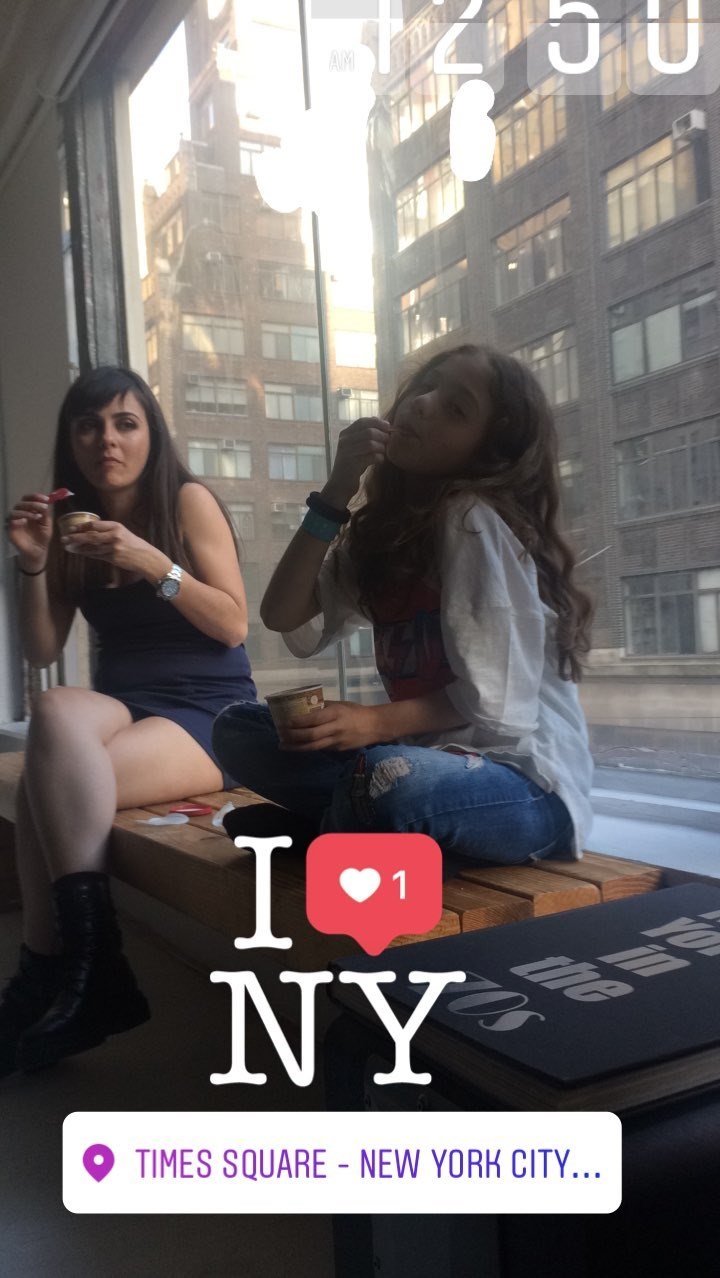Η Αγγελική Δαλιάνη και η κόρη της τρώνε παγωτό στη Νέα Υόρκη