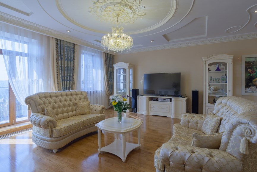 Καθιστικό σπιτιού με καναπέδες τραπεζάκι και τηλεόραση