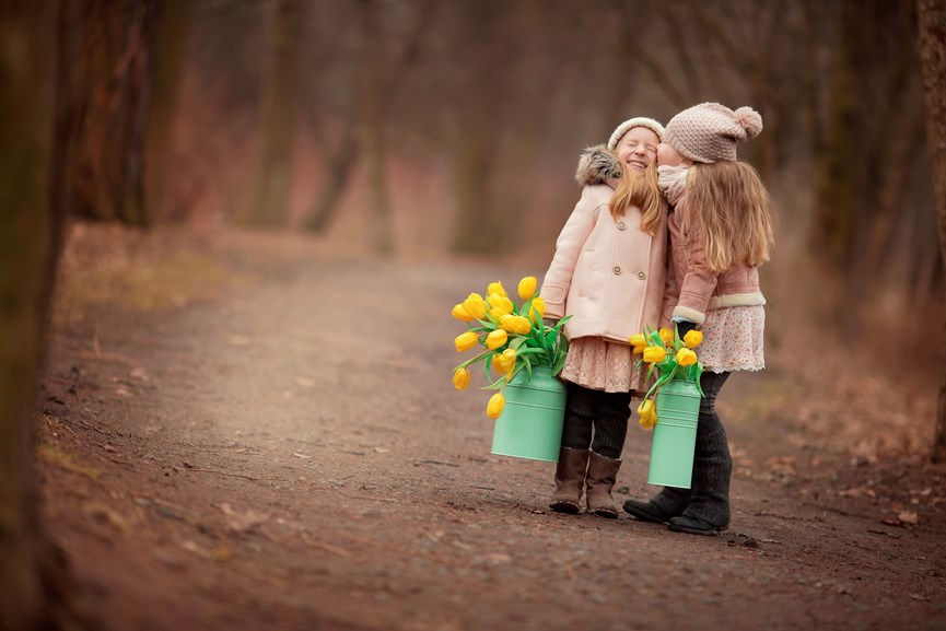Δύο κοριτσάκια περπατούν στο χειμωνιάτικο δάσος