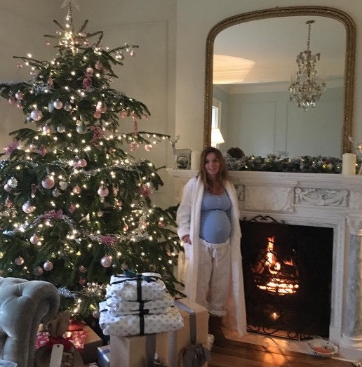 H Geri Horner ποζάρει με φουσκωμένη κοιλιτσα δίπλα στο Χριστουγεννιάτικο δέντρο του σπιτιού της. 