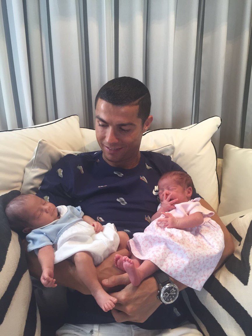 O Cristiano Ronaldo με τα διδυμα μωρα του
