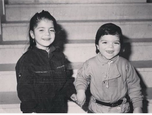 Η Μελίνα Μακρή με τον αδελφό της σε παιδική ηλικία