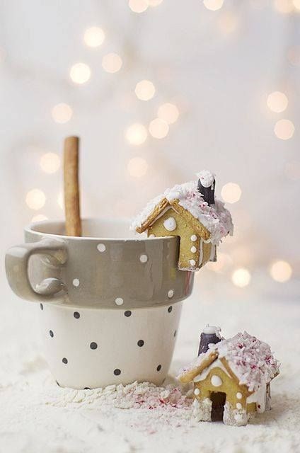 Μία κούπα ζεστή σοκολάτα με σπιτάκι από gingerbread