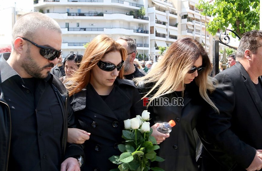 Η σύζυγος και η κόρη του Στάθη Ψάλτη στην κηδεία του