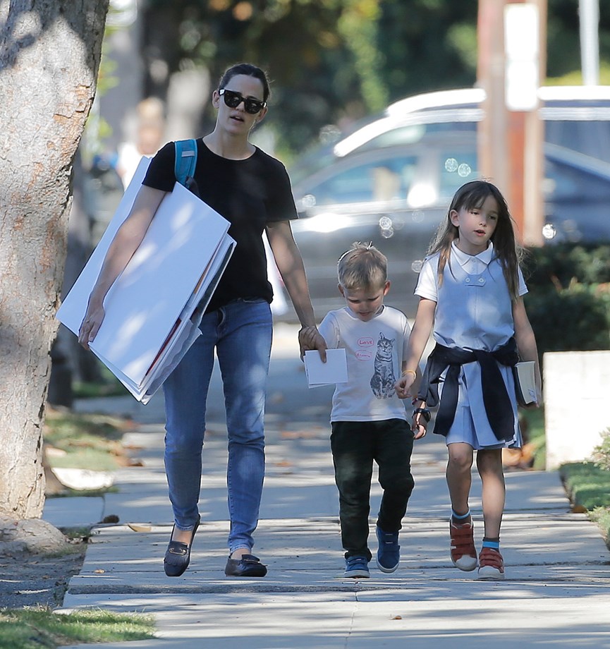 Η Jennifer Garner βόλτα μαζί με τα παιδιά της