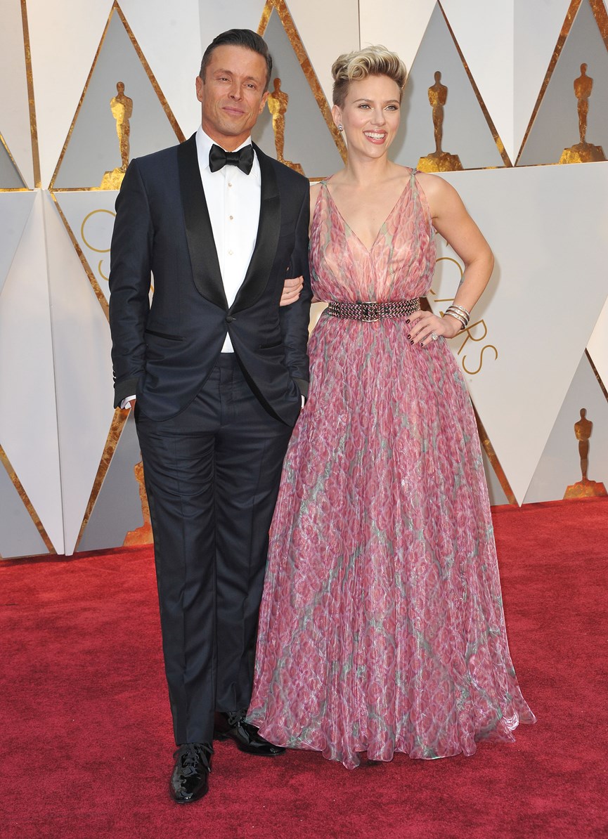 H Scarlett Johansson με τον Joe Machota στο κόκκινο χαλί των Oscars