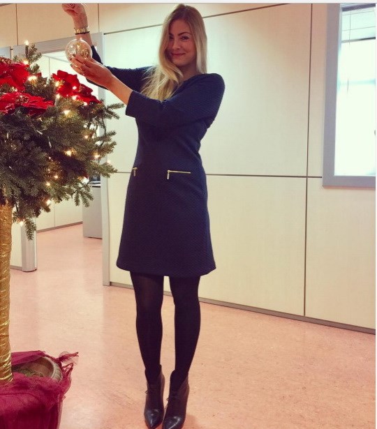 Η Δέσποινα Καμπούρη στολίζει το Χριστουγεννιάτικο δεντρο του γραφείου της.