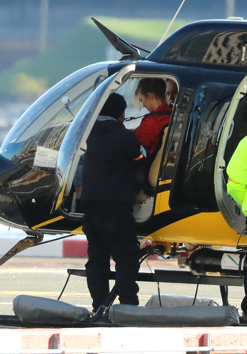 Η Karlie Kloss επιβιβάζεται στο ελικόπτερο
