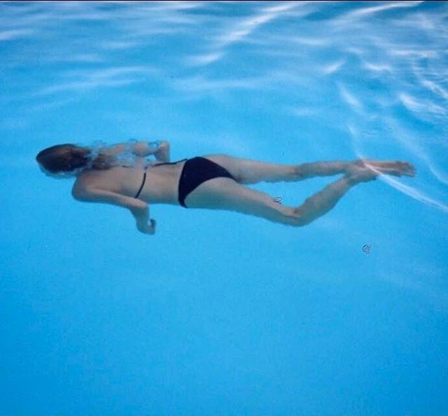 Η Σμαράγδα Καρύδη σε πισίνα με μαύρο μπικίνι