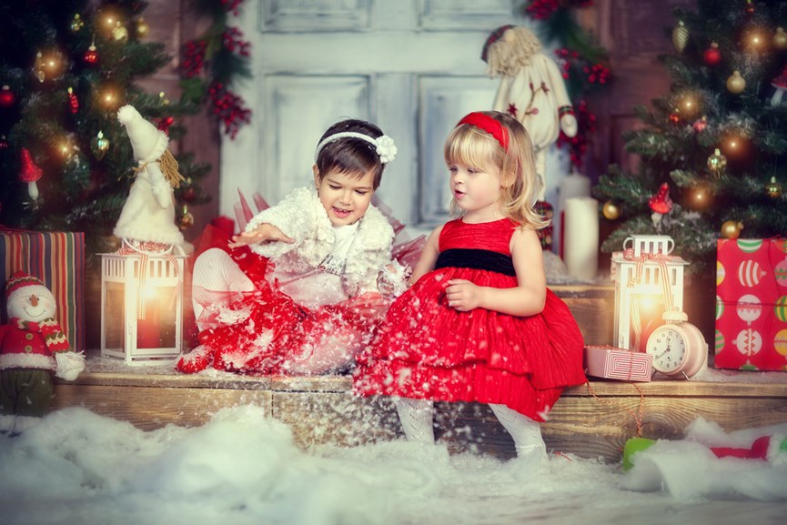 Μικρά παιδιά δίπλα στο χριστουγεννιάτικο δέντρο