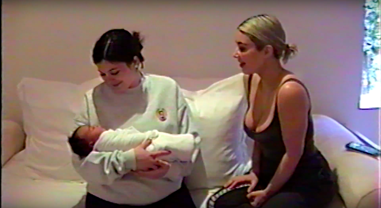 Η Kylie Jenner με το μωρό της Kim Kardashian