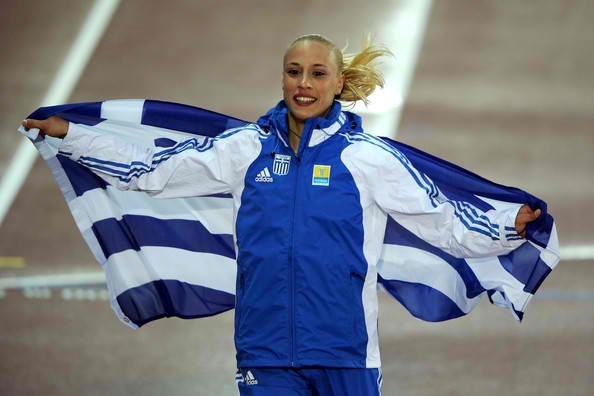 Η Νικόλ Κυριακοπούλου κρατάει την ελληνική σημαία στο γήπεδο