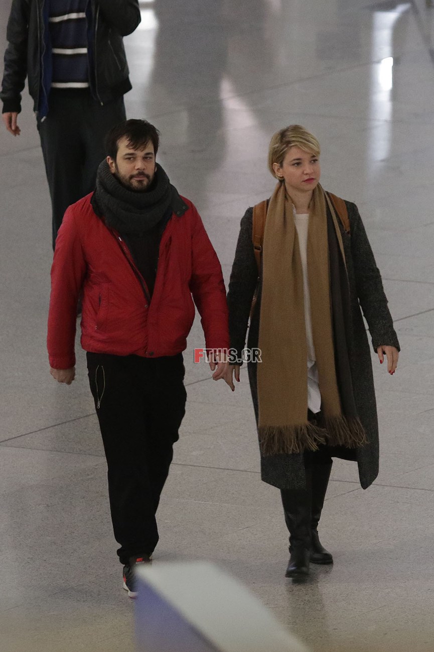 Η Νάντια Κοντογεώργη και ο Χάρης Παντελιδάκης στο αεροδρόμιο