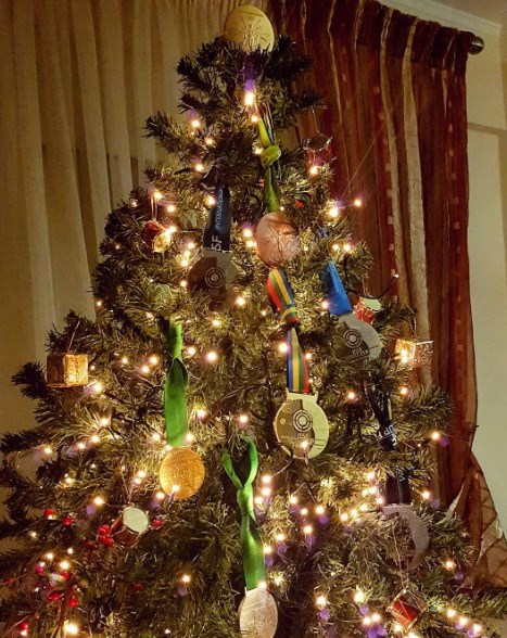 Άννα Κορακάκη: Ο απίστευτος στολισμός στο χριστουγεννιάτικο δέντρο της