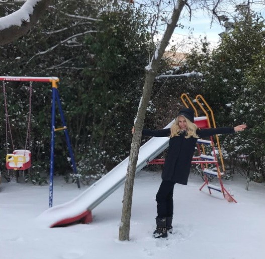 Η Ελένη Μενεγάκη ποζάρει στη χιονισμένη παιδική χαρά του σπιτιού της