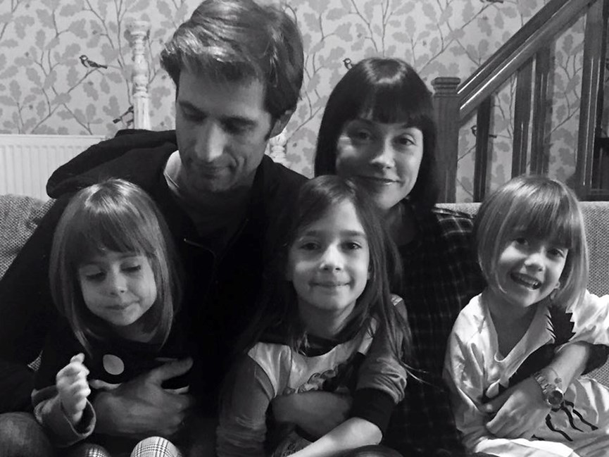 Ο Μάξιμος Μουμούρης και η Νάντια Γιαννακοπούλου με τις κόρες τους