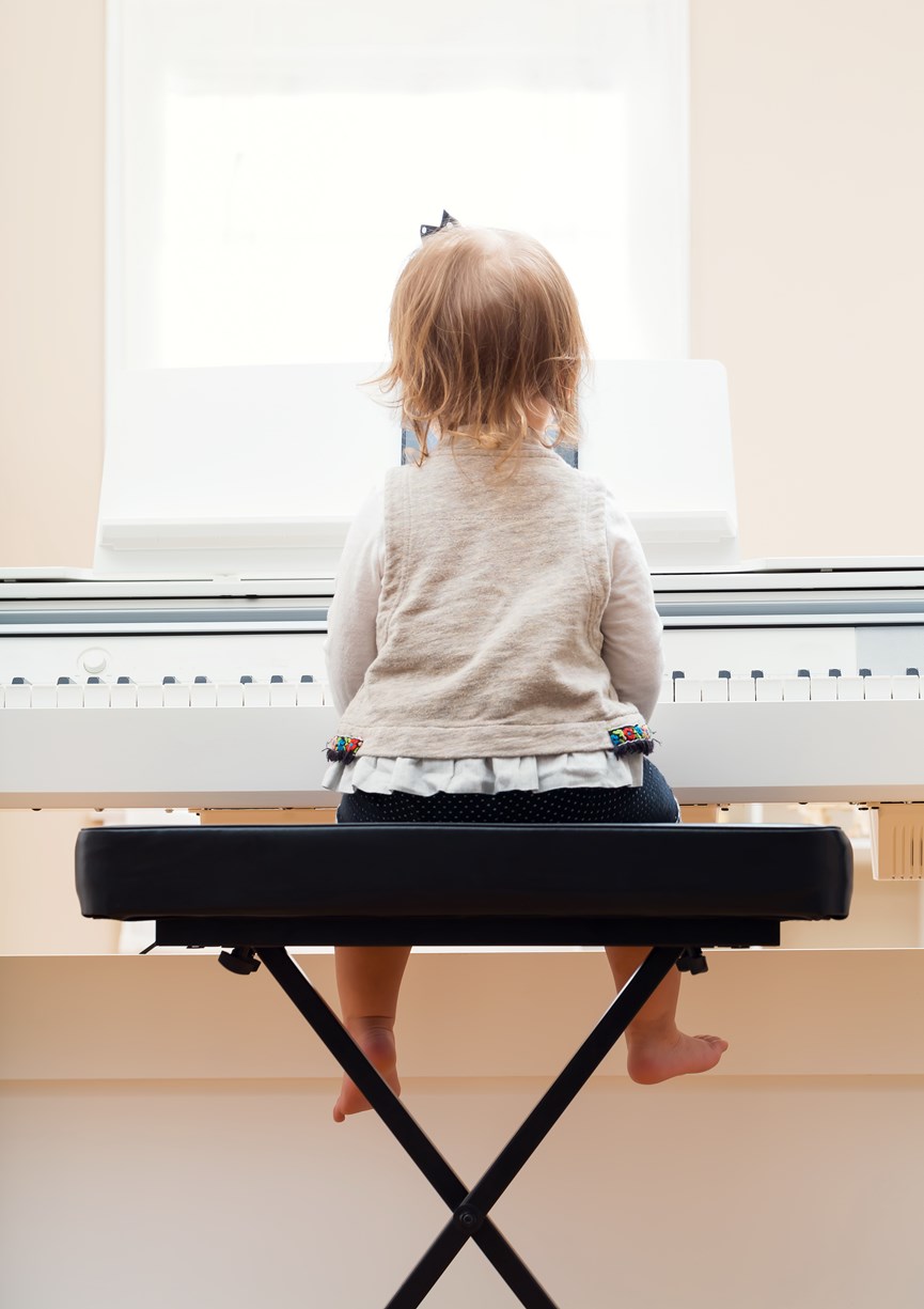 Κοριτσάκι παίζει πιάνο
