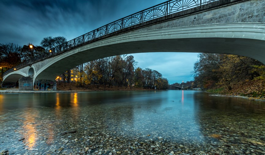 Γέφυρα στον παραπόταμο Ίζαρ στο Μόναχο