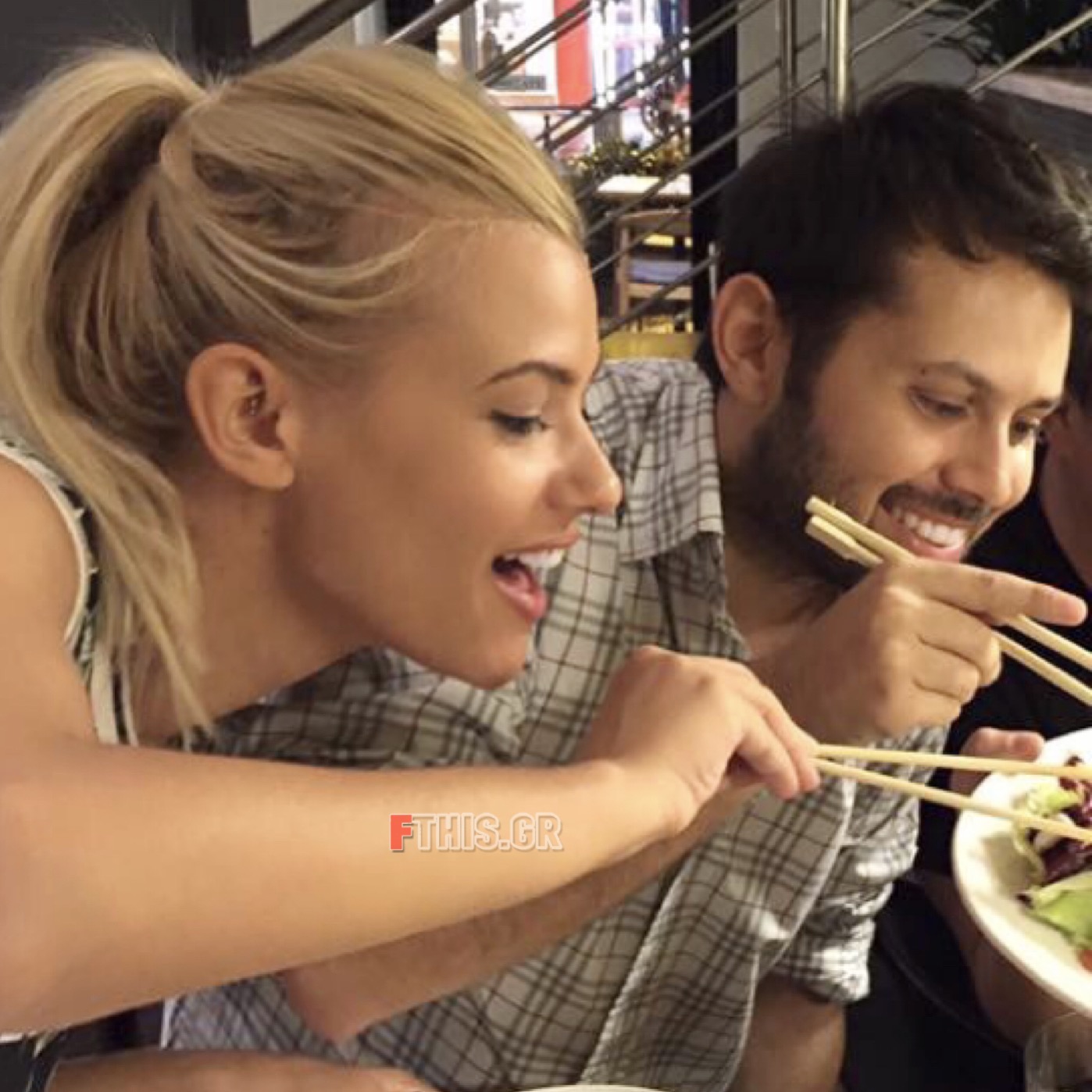 Η Λάουρα Νάργες τρώει σαλάτα με τον Χρήστο Κούτρα