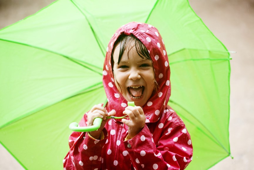 Παιδί στη βροχή με ομπρέλα
