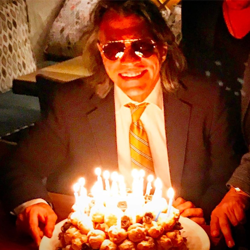 Ο Ηλίας Ψινάκης ποζάρει με την τούρτα γενεθλίων του