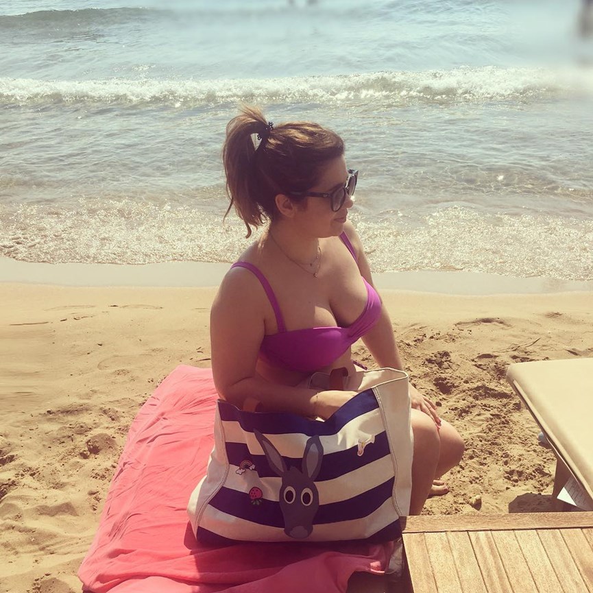 Η Μαριέλλα Σαββίδου με μπικίνι στην παραλία