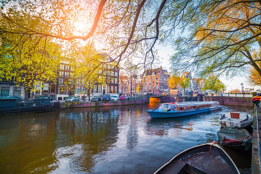 Ένα από τα πανέμορφα κανάλια στο Άμστερνταμ