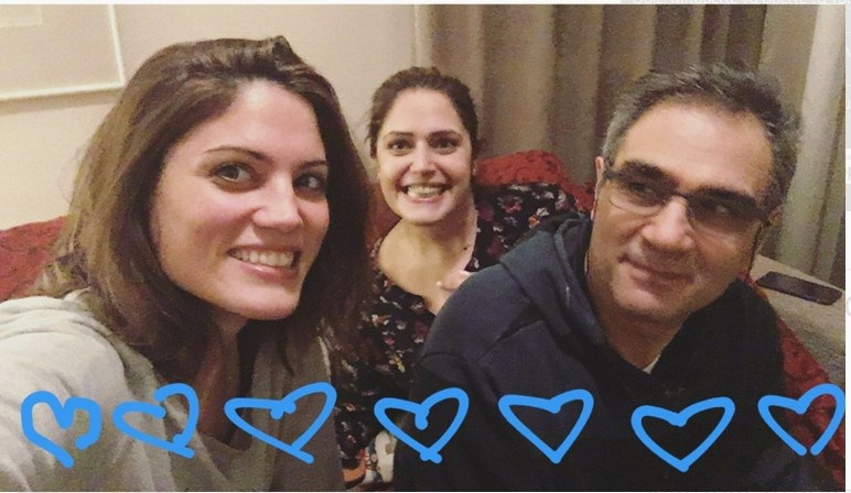 Η Μαίρη Συνατσάκη ποζάρει με την αδερφή της και τον μπαμπά της στο Instagram