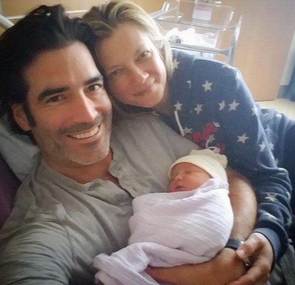 Η Amy Smart με τον σύζυγό της και το νεογέννητο μωρό τους.