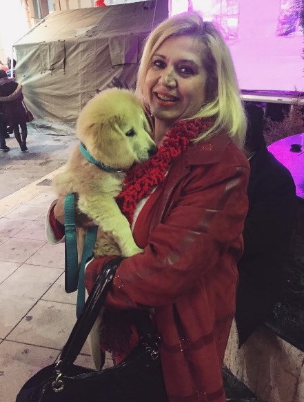 Η μητέρα της Κωνσταντίνας Σπυροπούλου και ένα σκυλάκι