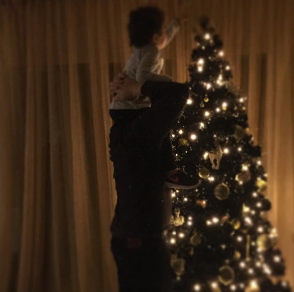 Αντώνης Σρόιτερ: Στολίζει το χριστουγεννιάτικο δέντρο με την τριών ετών κορούλα του