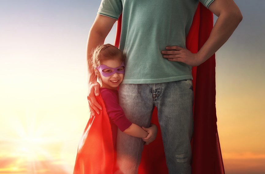 Παιδί και μπαμπάς ντυμένοι super ήρωες
