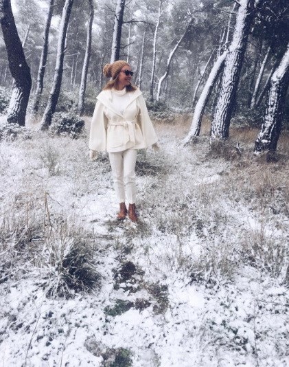 Η Τατιάνα Στεφανίδου σε χιονισμένο τοπίο στο δάσος