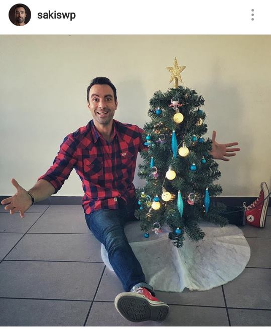 Ο Σάκης Τανιμανίδης με το χριστουγεννιάτικο δέντρο του.