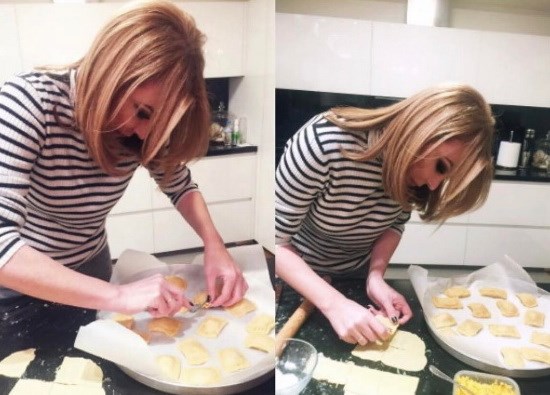 Η Τατιάνα Στεφανίδου μαγειρεύει στην κουζίνα του σπιτιού της