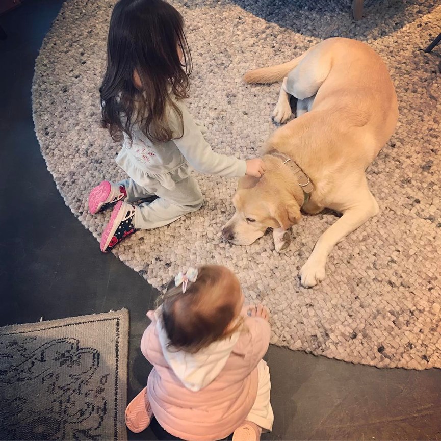 Οι κόρες της Θέλξης με τον σκύλο της οικογένειας