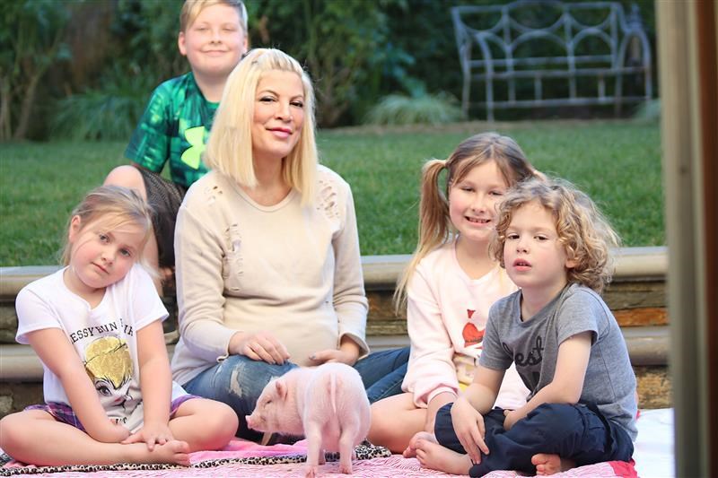 Η Tori Spelling με τα παιδιά της και το νέο ζωάκι τους